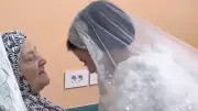 عروس بفستان الزفاف تزور جدتها في المستشفى وتخطف القلوب