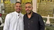 تامر عاشور وعمرو وهبة يؤديان مناسك الحج في المسجد النبوي