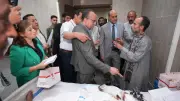 محافظ أسيوط يزور مرضى مستشفى الإصابات ويشاركهم فرحة العيد