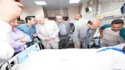 محافظ أسيوط يوزع هدايا على مرضى مستشفى الإصابات الجامعي بعيد الأضحى