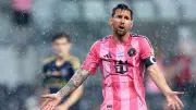 ميسي يُثير القلق في الأرجنتين بعد إصابته أمام فيلادلفيا