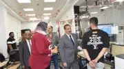 محافظ بورسعيد يتفقد مركز خدمة المواطنين ويستمع لآراء المواطنين