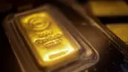 الذهب يقفز عالمياً مع تراجع الدولار وترقب انفراجة في الأزمة الأمريكية الإيرانية