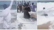 كاهن إفريقي يدعي شق البحر بعصا ويسقط أمام أتباعه