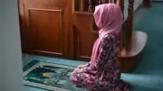 الإفتاء توضح حكم أذان المرأة وإقامتها للصلاة في المنزل