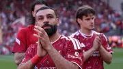 وداع مؤثر لأطفال ليفربول يركضون خلف سيارة محمد صلاح في آخر يوم بالأنفيلد