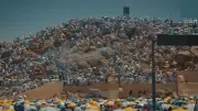 الحجاج يقفون بعرفة لأداء ركن الحج الأعظم في مشهد مهيب