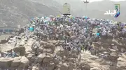 توافد حجاج بيت الله الحرام إلى جبل عرفات لأداء ركن الحج الأعظم