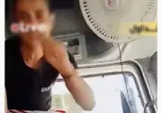 القبض على سائق سيارة نقل يرقص أثناء القيادة على طريق صحراوي