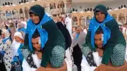 شاب يحمل والدته على كتفيه أثناء الطواف بالكعبة في مشهد مؤثر