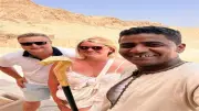 بالجلباب ومفتاح الحياة.. مرشد سياحي من قنا يبهر سياح باريس