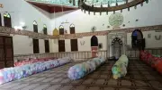 شلالات البلالين تزين مسجد الأربعين بسلكا استعدادًا لعيد الأضحى