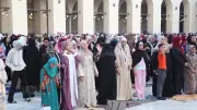 الآلاف يؤدون صلاة عيد الأضحى بمسجد الظاهر بيبرس وسط فصل الرجال عن النساء
