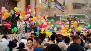 الفرحة نازلة من السما: شلال بالونات يزين سماء الغربية في عيد الأضحى