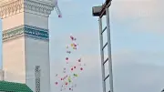 مئذنة مسجد بالمنوفية تطلق بالونات احتفالا بعيد الأضحى