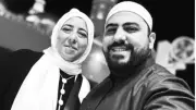 زوج ينعى زوجته المتوفاة صائمة في المسجد بكلمات مؤثرة