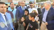 محافظ أسيوط يتبادل التهاني والصور التذكارية مع الأطفال عقب صلاة عيد الأضحى