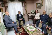 محافظ الجيزة يشارك فتيات مؤسسة الرعاية الاجتماعية فرحة العيد