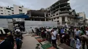 فلسطينيون يصلون عيد الأضحى على أنقاض المساجد بغزة