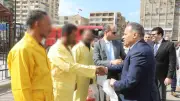 محافظ الشرقية يوزع لحوم صكوك الأضاحي على عمال تحسين البيئة بالزقازيق
