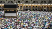 ضيوف الرحمن يؤدون طواف الإفاضة بالمسجد الحرام في أول أيام عيد الأضحى