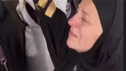 دعاء فاروق تنهار بالبكاء عند لمس الحجر الأسود في الحج