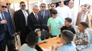 محافظ بني سويف يوزع الشوكولاتة على الأطفال في جولة عيد الأضحى