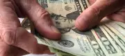 الدولار الأمريكي يستقر قرب أعلى مستوياته في أسبوع بدعم من التوترات الجيوسياسية
