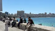 مع ارتفاع درجات الحرارة: الكورنيش ملاذ الإسكندرانية في ثاني أيام العيد