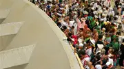 ضيوف الرحمن يواصلون رمي الجمرات في أول أيام التشريق بيسر وأمان