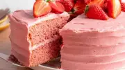 حلويات العيد: طريقة عمل كيكة جيلي الفراولة الهشة