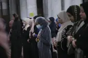 حكم التفات الأم لطفلها أثناء الصلاة.. دار الإفتاء توضح الضوابط