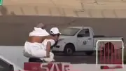 مشهد مؤثر.. متطوع يحمل حاجاً مسناً على ظهره في منى