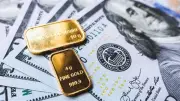الدولار يتراجع بعد أنباء عن اتفاق أمريكي إيراني لتمديد الهدنة
