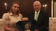 أبو ريدة يتبادل الدروع التذكارية مع رئيسة بعثة منتخب روسيا قبل المباراة
