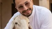 حمادة هلال يحتضن خروفًا ويهنئ جمهوره بعيد الأضحى