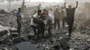 قصف إسرائيلي يستهدف منزلاً بمحيط مستشفى الأقصى ومستودعاً في المواصي بقطاع غزة
