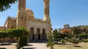 استعدادات في مسجد ناصر ببنها لصلاة الجنازة على والدة أحمد حلمي