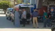 زوج شقيقة أحمد حلمي يصل المستشفى لاستلام جثمان والدته