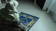 حكم التفات الأم لطفلها أثناء الصلاة.. الإفتاء توضح