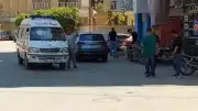 لحظة نقل جثمان والدة أحمد حلمي من المستشفى استعداداً للجنازة
