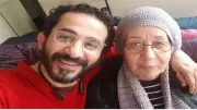 أحمد حلمي يصل بنها لتشييع جثمان والدته بعد صراع مع المرض