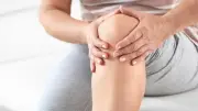 أسباب آلام الركبة عند ثنيها وطرق علاجها الفعالة