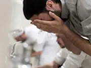 غسل ظاهر العين واجب في الوضوء ولا يجب إيصال الماء إلى باطنها