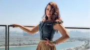 أسما إبراهيم تبهر متابعيها بإطلالة جريئة وتنورة بيج في أحدث ظهور