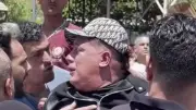 انهيار حمو بيكا أمام قبر والده في الإسكندرية بعد دفنه