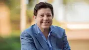 مصطفى كامل يعلن فتح عزاء هاني شاكر للجمهور دون رمز QR
