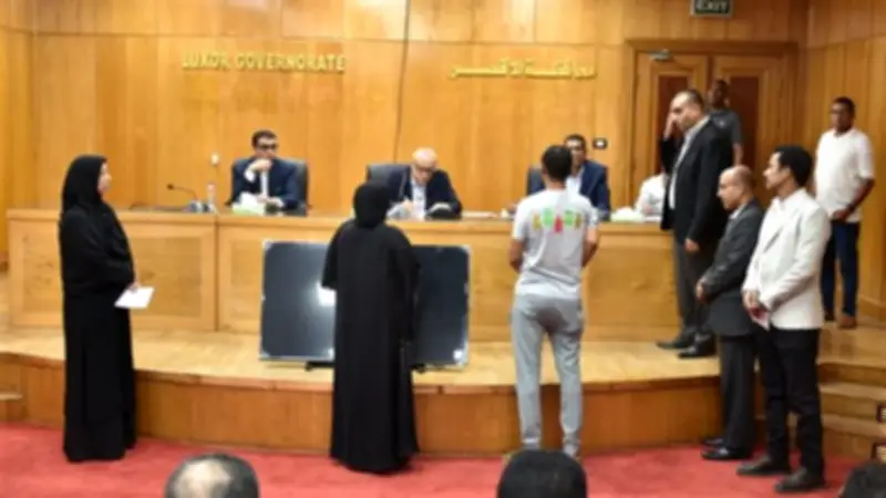 محافظ الأقصر ونائبه يستمعان لأكثر من 100 طلب وشكوى من المواطنين