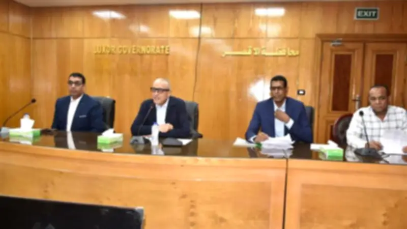 محافظ الأقصر يبحث 100 طلب وشكوى ويوجه بالرد خلال 48 ساعة