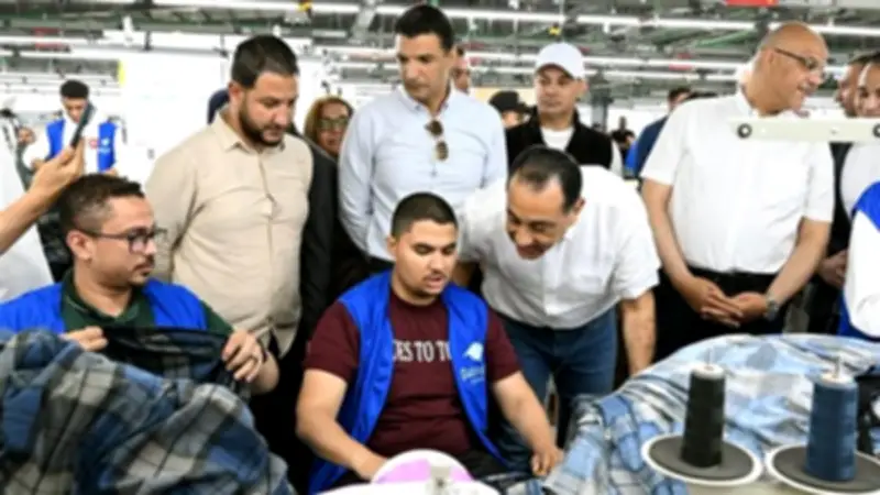 مدبولي يطمئن على عمال مصنع ملابس بالإسكندرية: رواتب تصل لـ11 ألف جنيه